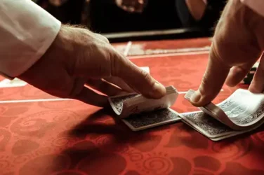 Pokerdealer aan het werk