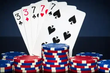 Pokerfiches op tafel