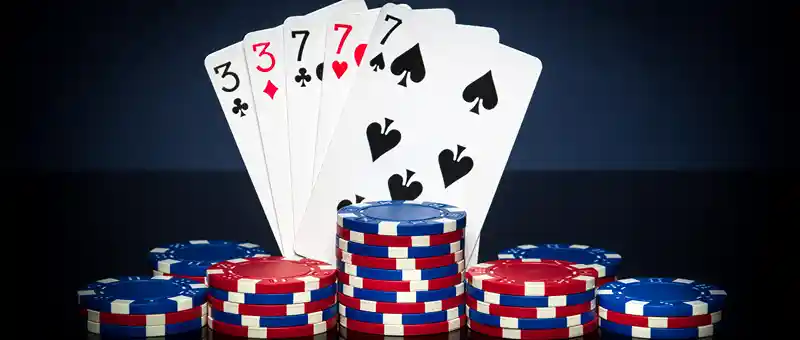 Pokerfiches op tafel